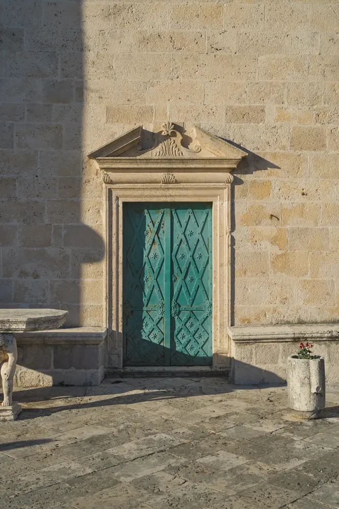2026-06-12_perast_green-door-stone-bench_dsc06256.jpg