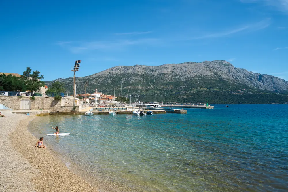 2026-06-14_korcula_beach-and-mountain-across-water_dsc06913.jpg