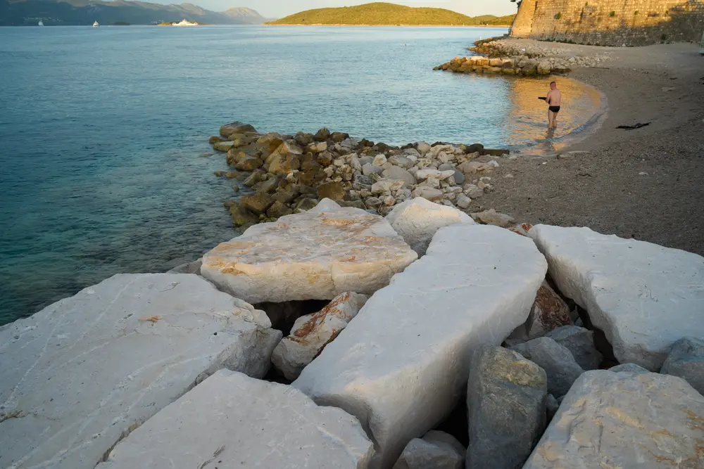 2026-06-14_korcula_rocky-shore-at-dusk_dsc07247.jpg