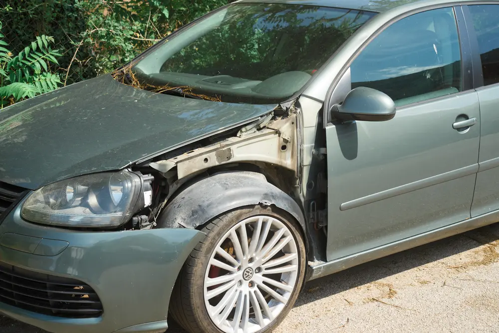 2026-06-11_kotor_damaged-parked-car_dsc05634.jpg
