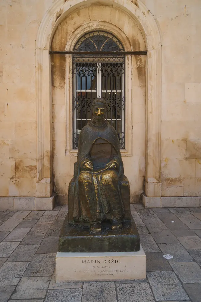 2026-06-15_dubrovnik_bronze-statue-in-niche_dsc07590.jpg