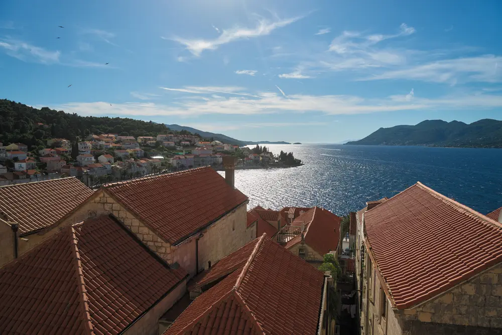 2026-06-13_korcula_red-rooftops-and-sea_dsc06625.jpg