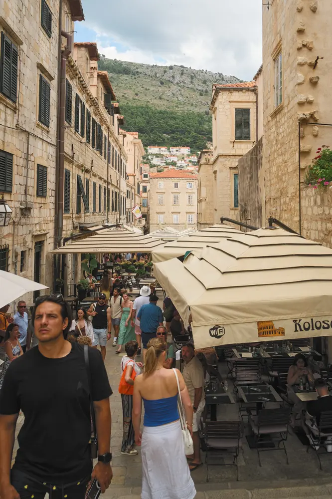 2026-06-15_dubrovnik_street-cafes-and-crowd_dsc07629.jpg