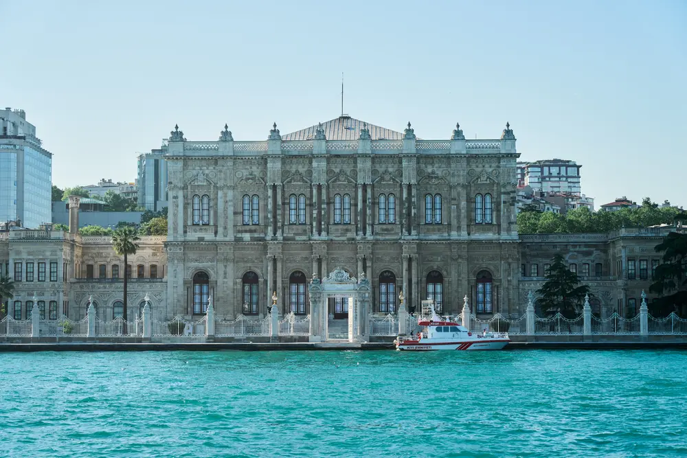2026-06-06_istanbul_dolmabahce-palace-from-water_dsc03269.jpg