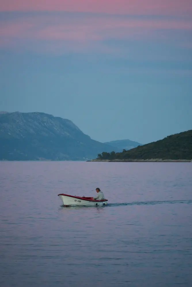 2026-06-14_korcula_rowboat-on-pink-water_dsc07417.jpg