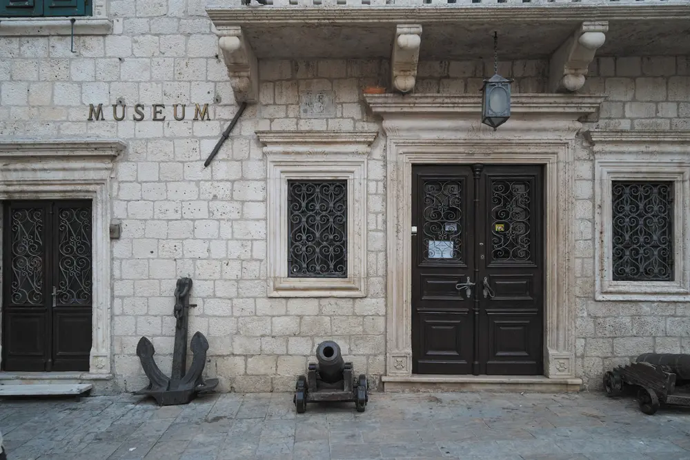 2026-06-12_kotor_museum-facade-with-cannons_dsc06452.jpg