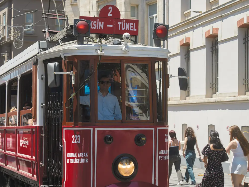 2026-06-06_istanbul_nostalgic-red-tram_dsc02902.jpg