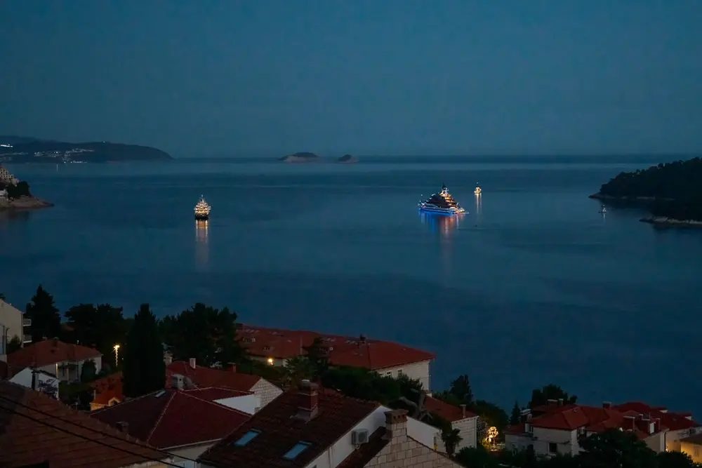 2026-06-10_dubrovnik_blue-hour-sea-and-boats_dsc05387.jpg