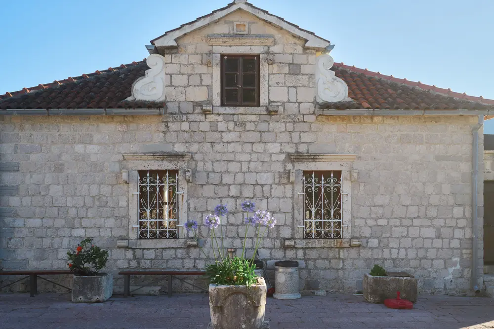 2026-06-12_perast_stone-chapel-facade_dsc06217.jpg