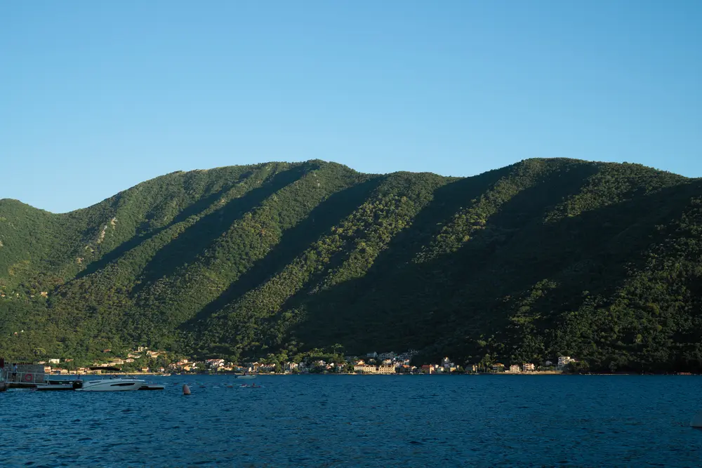 2026-06-12_perast_green-mountains-over-bay_dsc06414.jpg