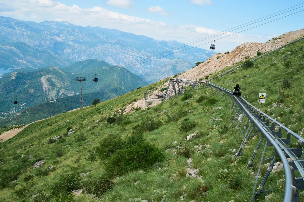 2026-06-12_kotor_cable-cars-over-slope_dsc06060.jpg