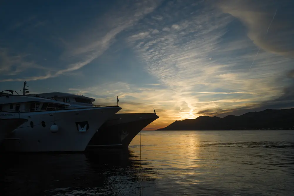 2026-06-14_korcula_yacht-bow-at-sunset_dsc07317.jpg