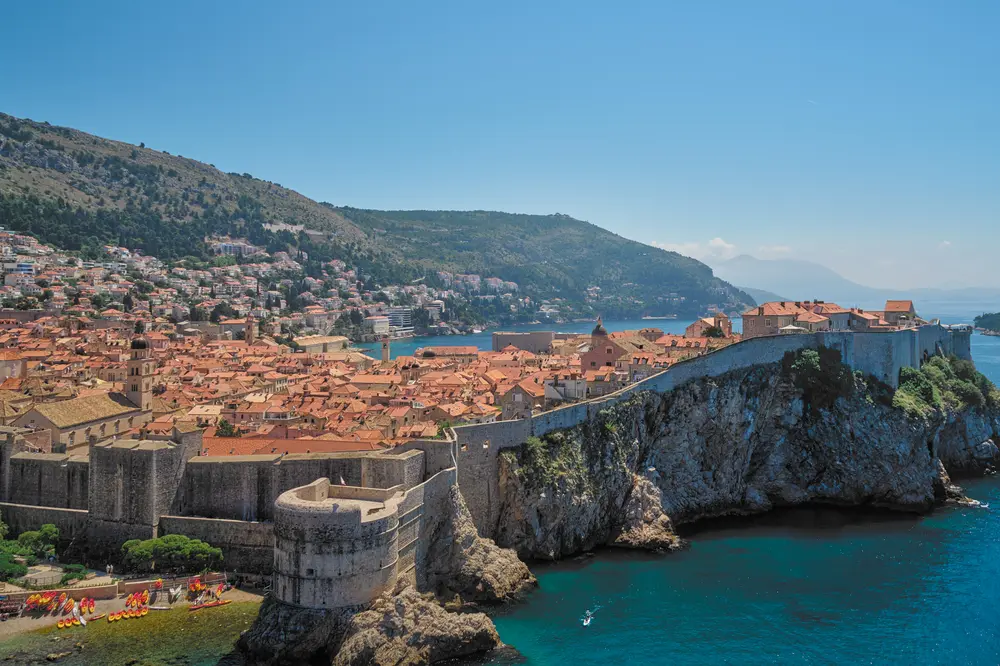 2026-06-10_dubrovnik_city-walls-along-the-cliffs_dsc05126.jpg