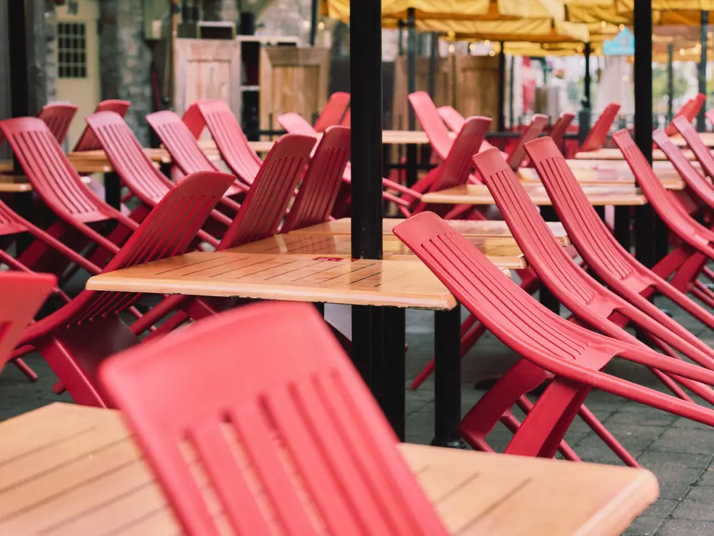 2024-09-09_quebec-city_red-chairs_dsc04478.jpg