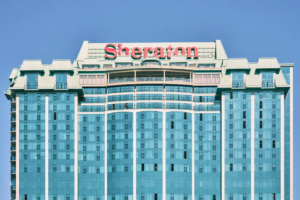 2024-09-05_niagara-falls_hotel-facade_dsc03457.jpg