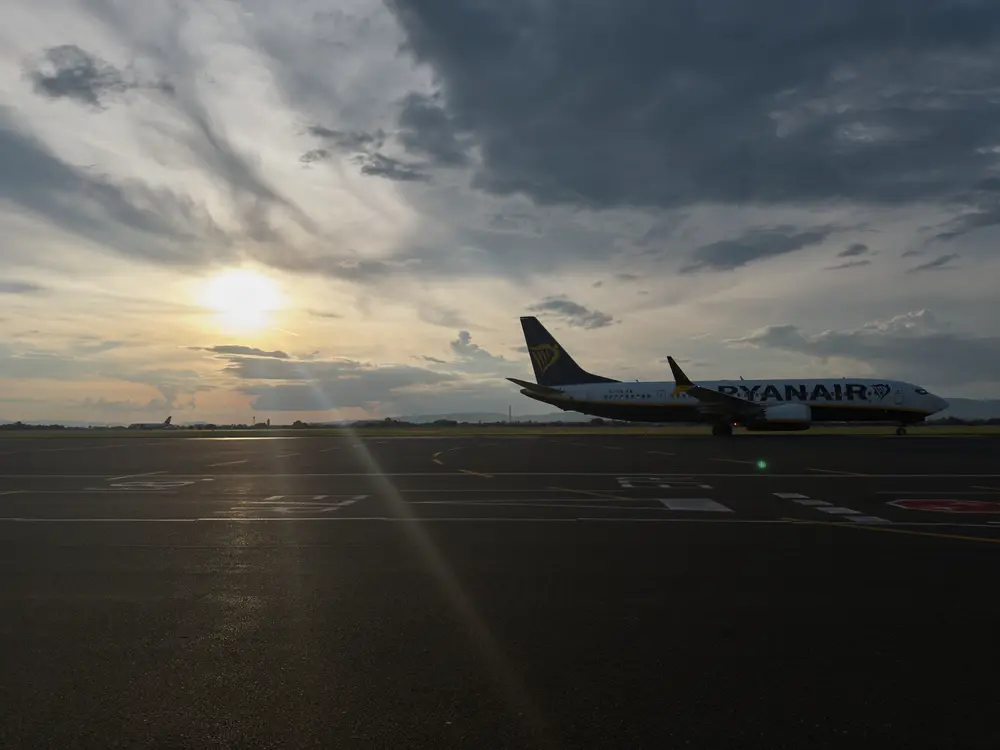 2026-06-09_place_ryanair-jet-on-runway-at-sunset_img_2740.jpg