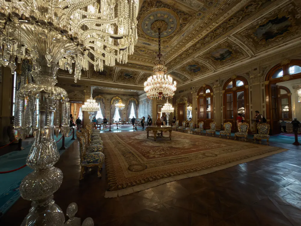 2026-06-06_istanbul_crystal-chandelier-grand-hall_img_2604.jpg