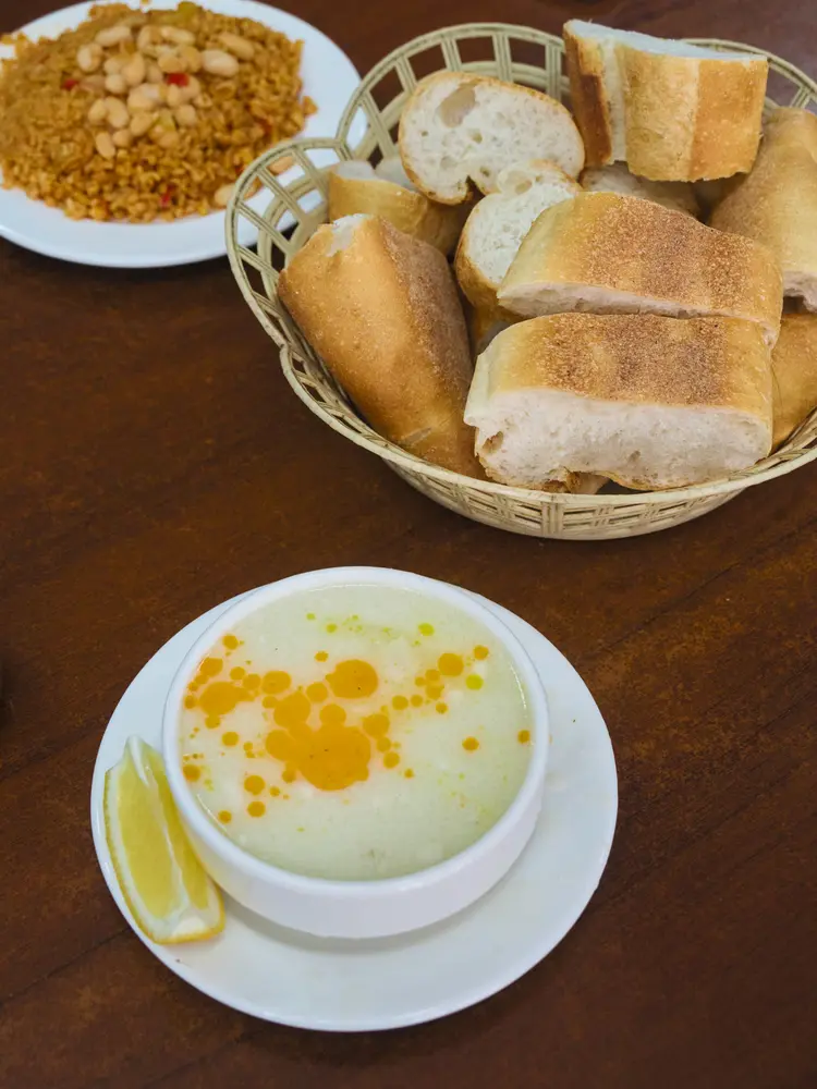 2026-06-09_istanbul_soup-and-bread-basket_dsc04748.jpg