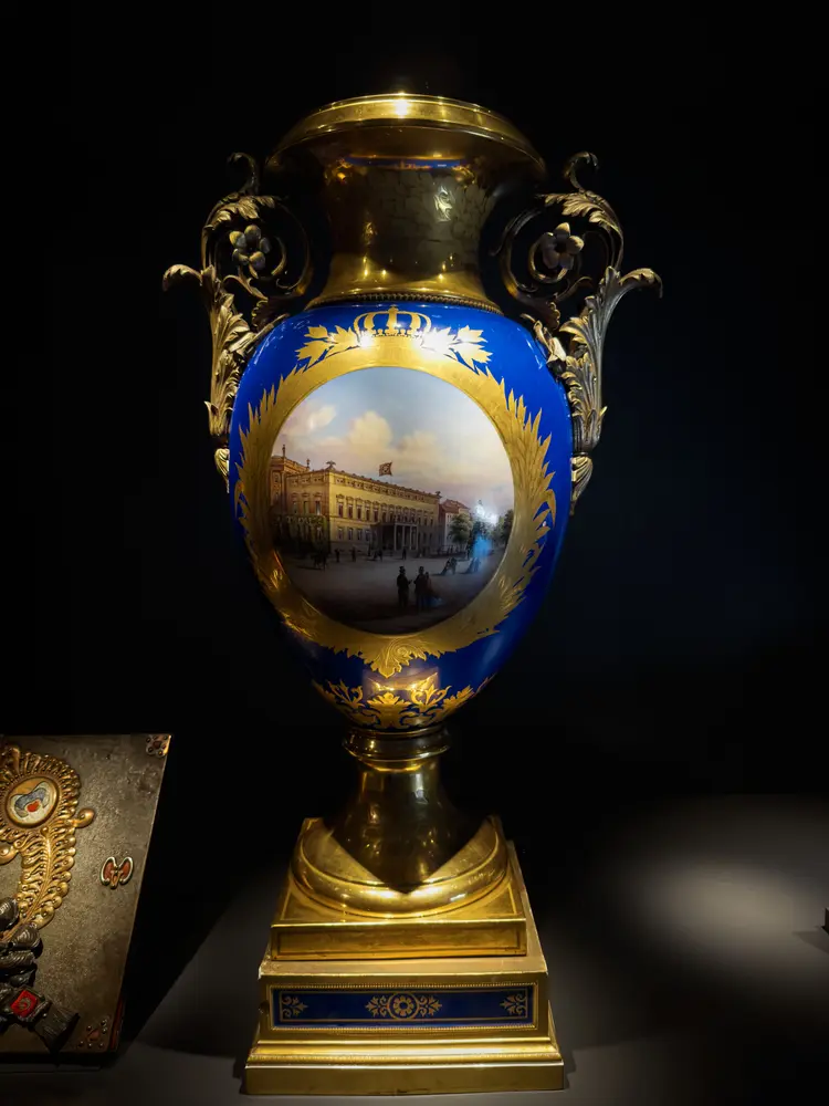 2026-06-06_istanbul_gilt-blue-porcelain-vase-display-case_img_2529.jpg