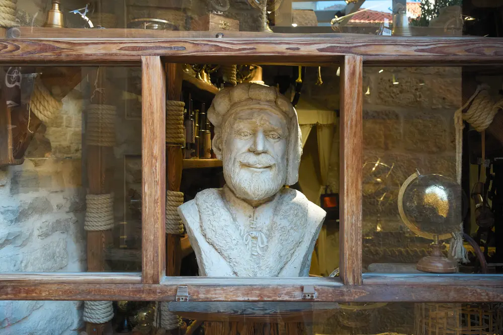 2026-06-13_korcula_stone-bust-in-shop-window_dsc06677.jpg