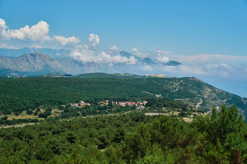 2026-06-10_dubrovnik_green-hills-and-clouds_dsc05182.jpg