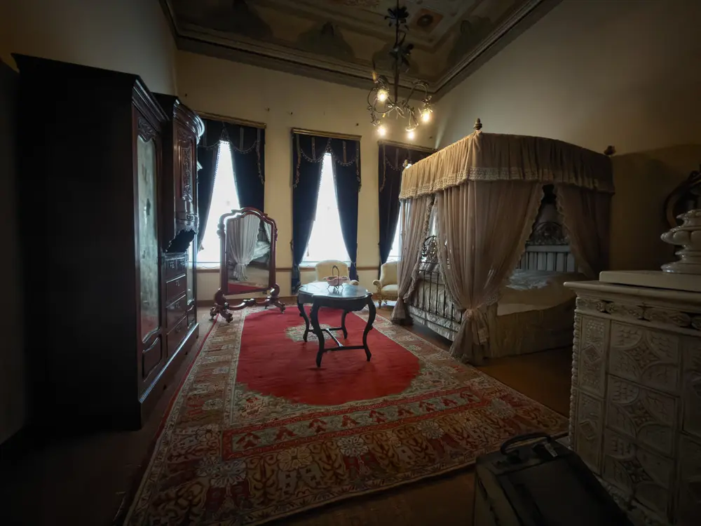 2026-06-06_istanbul_canopy-bed-with-floor-mirror_img_2634.jpg