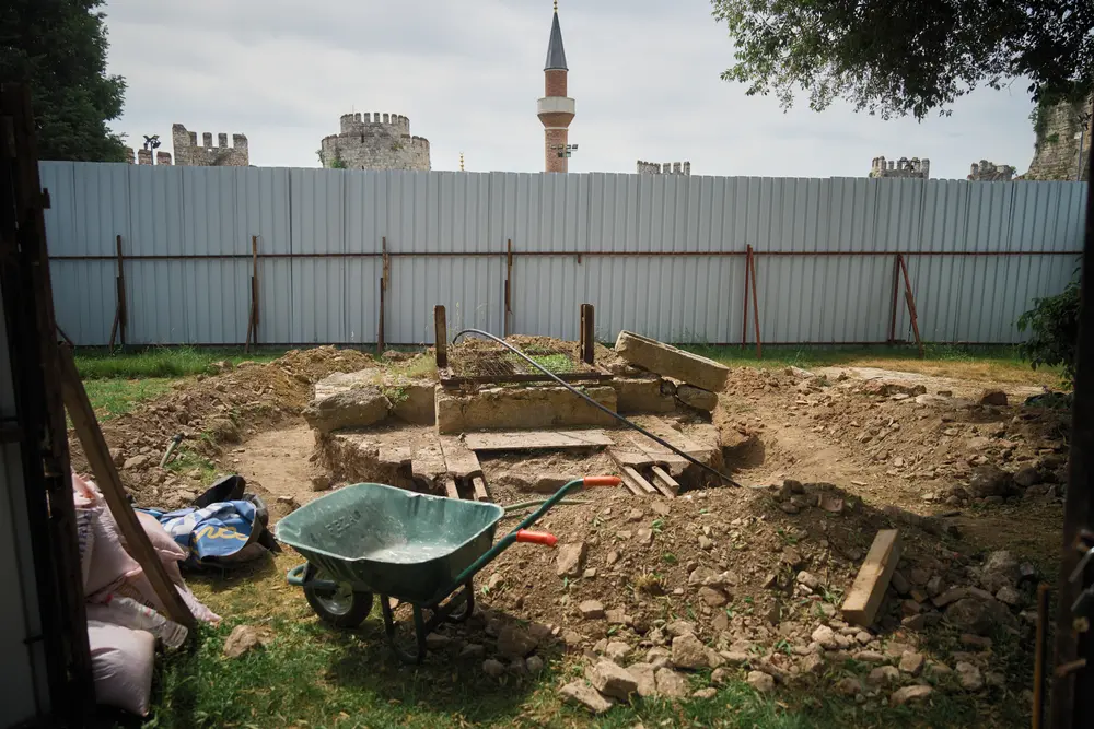 2026-06-09_istanbul_excavation-site-wheelbarrow_dsc04730.jpg