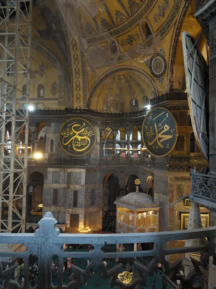 2026-06-07_istanbul_upper-gallery-dome-calligraphy-roundels_img_2690.jpg