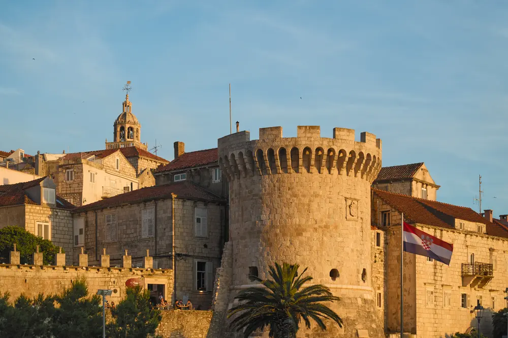 2026-06-14_korcula_round-tower-and-palm_dsc07260.jpg