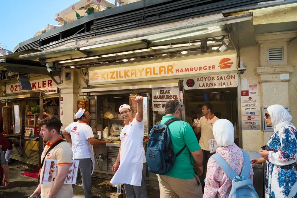 2026-06-08_istanbul_burger-stall-streetside_dsc04464.jpg