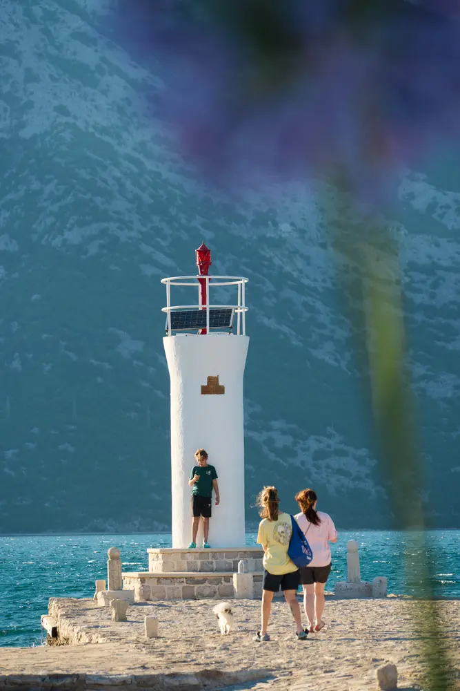 2026-06-12_perast_lighthouse-with-visitors_dsc06261.jpg