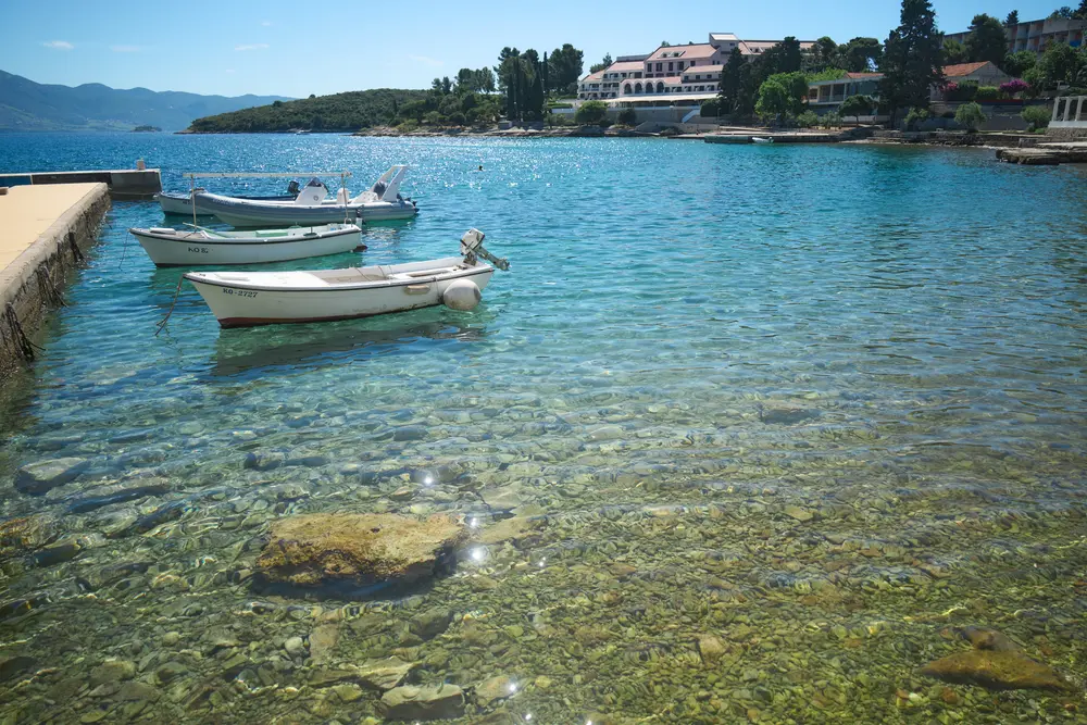 2026-06-14_korcula_boats-in-clear-shallows_dsc06907.jpg